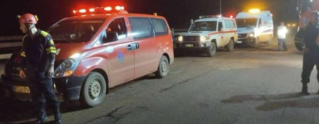 Un tractor se salió de la vía y cayó por un puente con once personas en su interior  Foto: Periódico "Ahora"