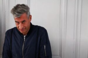 Maurizio Cattelan creador de la obra/ Captura de pantalla (video: Sotheby's)