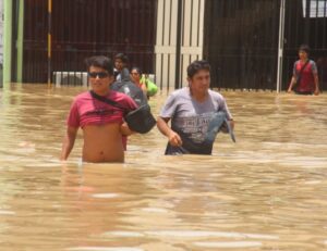 Sara continúa provocando fuertes lluvias en la península de Yucatán y en América Central.