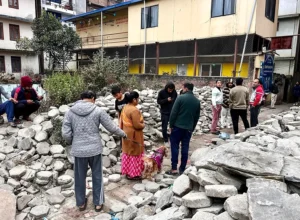 Trabajan rescatistas en salvar las vidas víctimas terremoto de magnitud 7,1